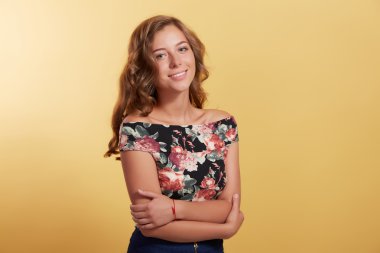 Gülümseyen güzel kız giydir