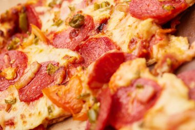 Biberli sosis ile lezzetli pizza 