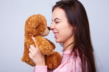 Oyuncak ayı ile oynarken güzel esmer