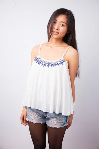 Chinese vrouw in een witte top — Stockfoto