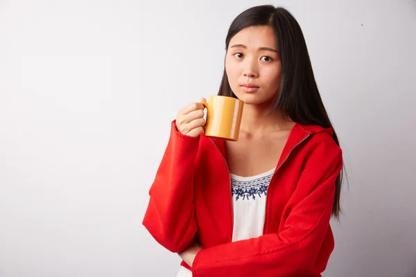 Kinesisk kvinna dricka ur en mugg — Stockfoto
