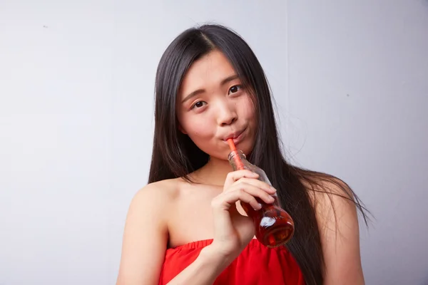 中国人女性を飲む炭酸飲料 — ストック写真