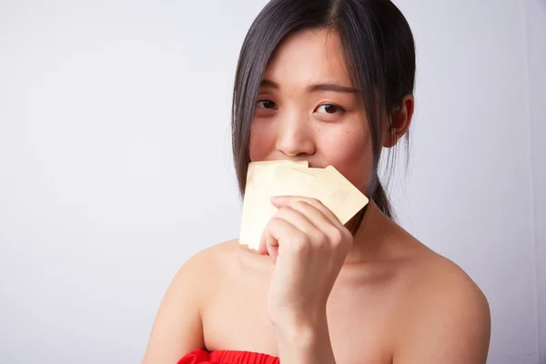 ゴールド カードを持つ中国の少女 — ストック写真