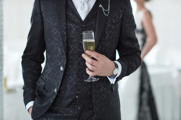 Jeune homme avec une coupe de champagne — Photo