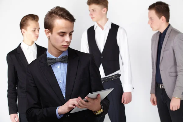 Молодые бизнесмены проводят встречу — стоковое фото