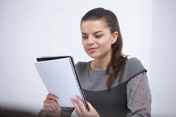 Zakelijke dame met een Kladblok — Stockfoto