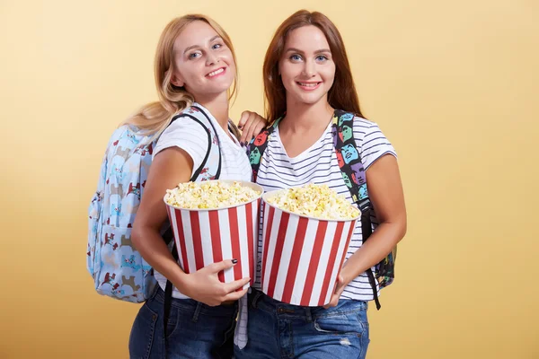 Deux filles gaies mangent du pop-corn — Photo