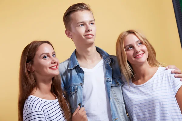 Tre unga studenter — Stockfoto