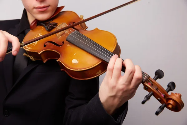 Чоловік грає скрипка — стокове фото