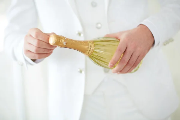 Man opens champagne — Stock Photo, Image