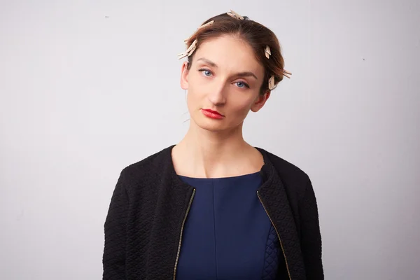 Gyönyörű fiatal nő a clothespins — Stock Fotó