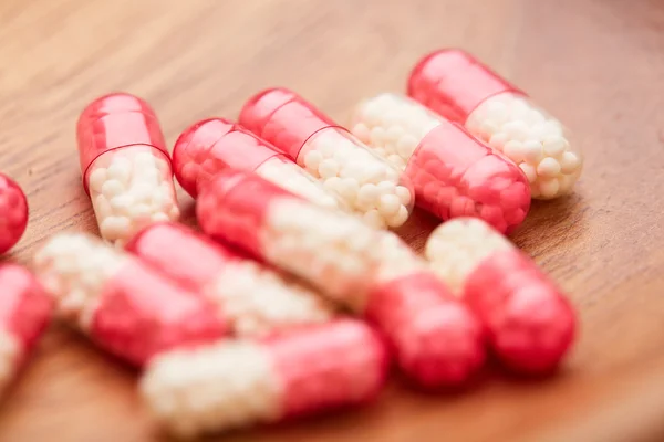 Roze en witte capsules — Stockfoto