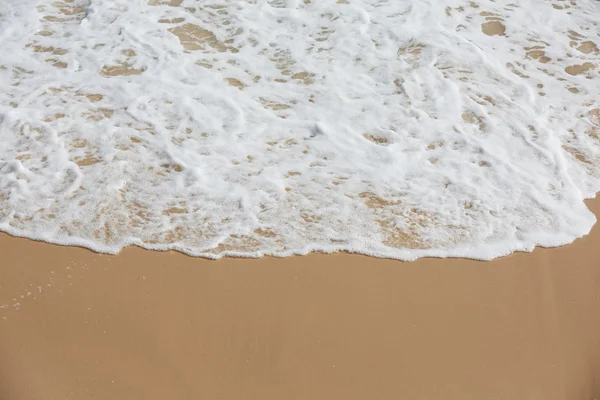 Tropický oceán pláž s vlnami — Stock fotografie