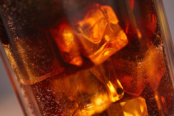 Whisky met cola in glas — Stockfoto