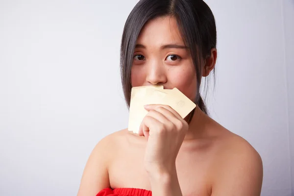 Fille chinoise avec des cartes d'or — Photo