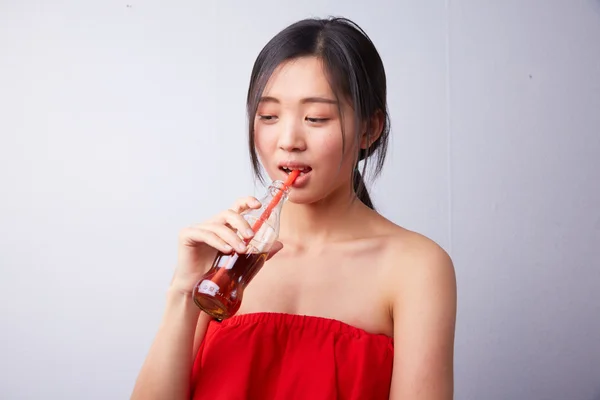 中国人女性を飲む炭酸飲料 — ストック写真