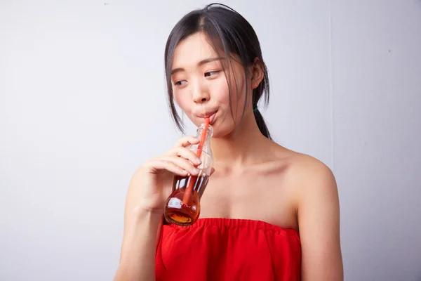 İçki içme Çinli kadın gazlı — Stok fotoğraf