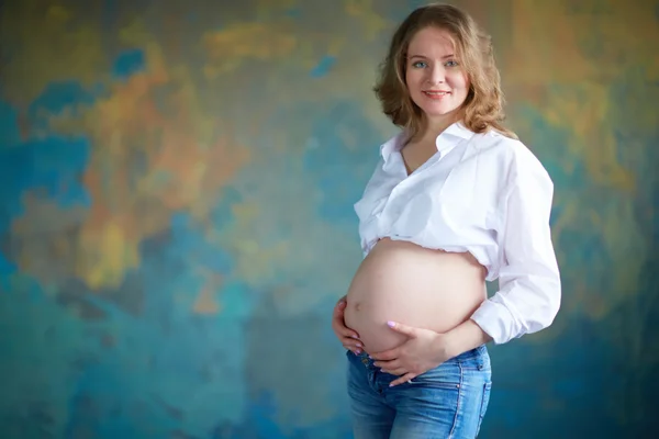 Kobieta w ciąży w dżinsach — Zdjęcie stockowe