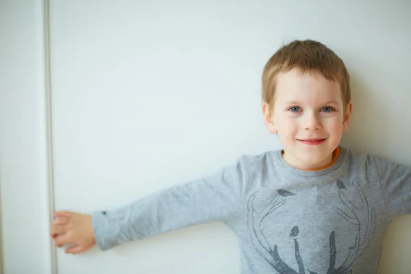 Netter Junge lächelt — Stockfoto