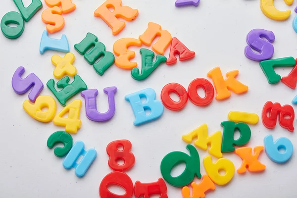 Letras magnéticas coloridas — Fotografia de Stock