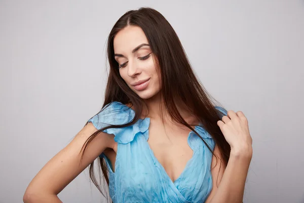 Menina com longo cabelo escuro sorrindo — Fotografia de Stock