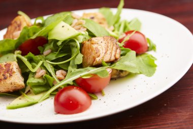 Balık, roka, domates salatası