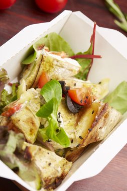 Balık, cherry domates, mantar ile yemek 