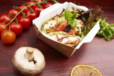 Balık, cherry domates, mantar ile yemek 