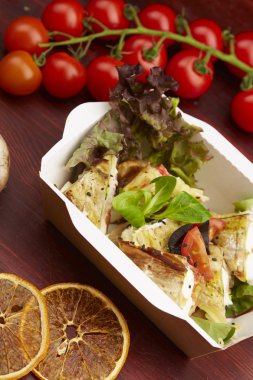 Balık, cherry domates, mantar ile yemek 