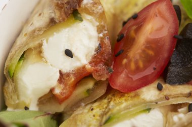 Balık, cherry domates, mantar ile yemek 