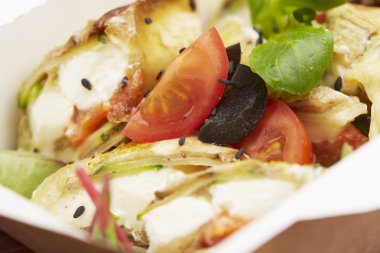 Balık, cherry domates, mantar ile yemek 