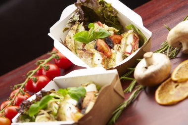 Balık, cherry domates, mantar ile yemek 