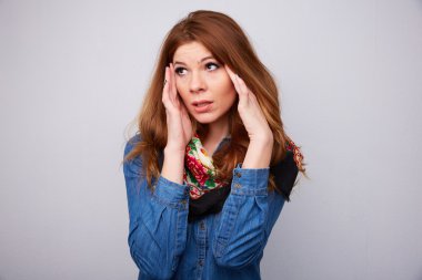 Sarışın genç kadın baş ağrısı.