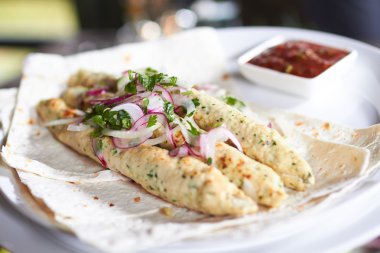 Beyaz tabakta lezzetli köfte