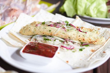 Beyaz tabakta lezzetli köfte