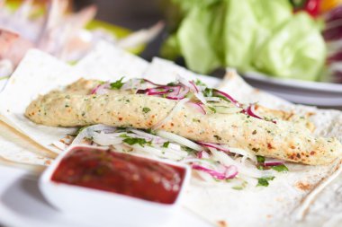 Beyaz tabakta lezzetli köfte