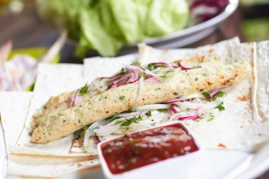 Beyaz tabakta lezzetli köfte