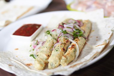 Beyaz tabakta lezzetli köfte