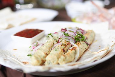 Beyaz tabakta lezzetli köfte