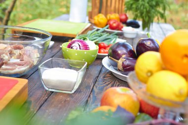 Olgun yaz piknik sebze ve meyve 
