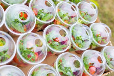 Taze lezzetli paket servisi olan restoran salata