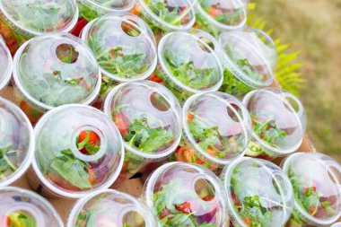 Taze lezzetli paket servisi olan restoran salata