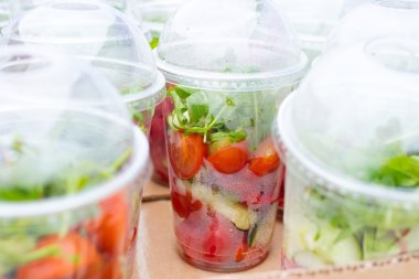 Taze lezzetli paket servisi olan restoran salata