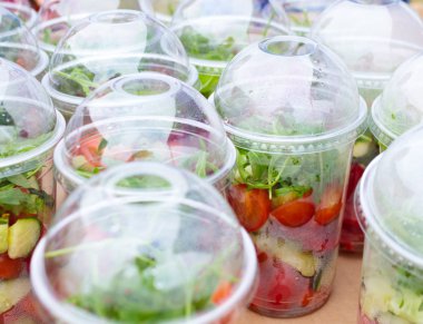 Taze lezzetli paket servisi olan restoran salata