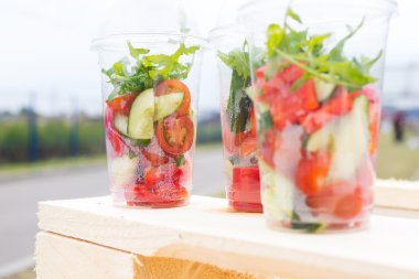 Taze lezzetli paket servisi olan restoran salata