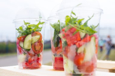 Taze lezzetli paket servisi olan restoran salata