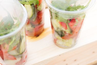 Taze lezzetli paket servisi olan restoran salata