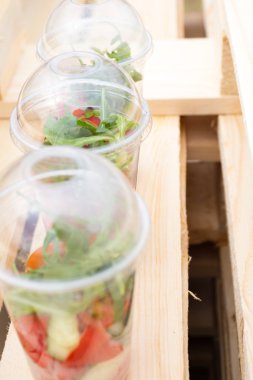 Taze lezzetli paket servisi olan restoran salata