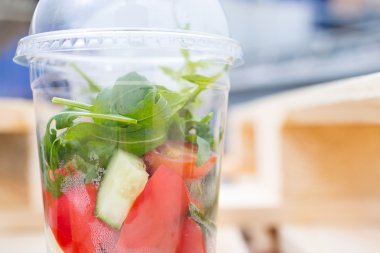 Taze lezzetli paket servisi olan restoran salata