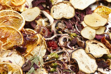 Kurutulmuş meyveler ve otlar